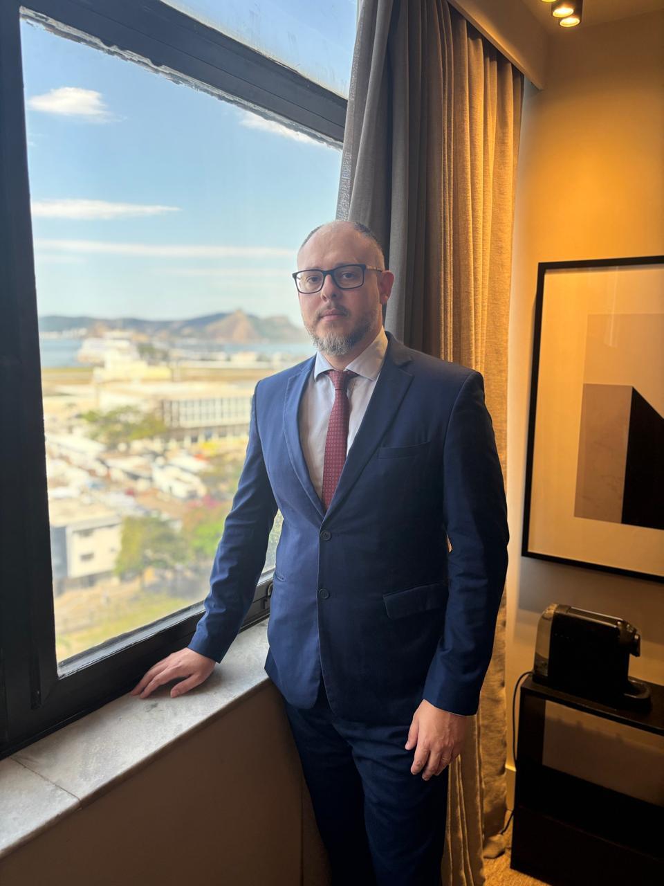 Dr. Marcelo Estevão